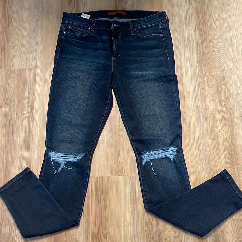 Joe’s Jeans Dark Skinny Jean with ripped knees - Size 29.